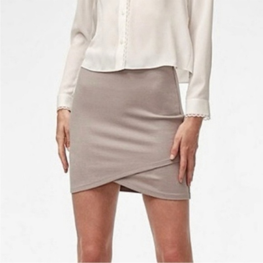 Aritzia Talula Taupe Asymmetrical Tulip Hem Mini Skirt Size Small Women’s